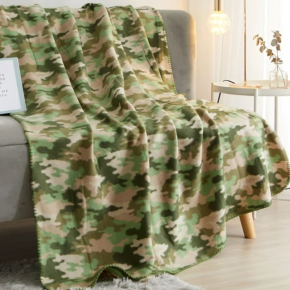 - Camo Fleece Throw Blanket 50" x 60" Cabin  Camouflage Military Green NIP - Picture 1 of 3
